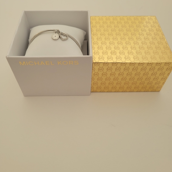 MICHAEL KORS women's heart charm bangle bracelet NWT - Picture 2 of 5
